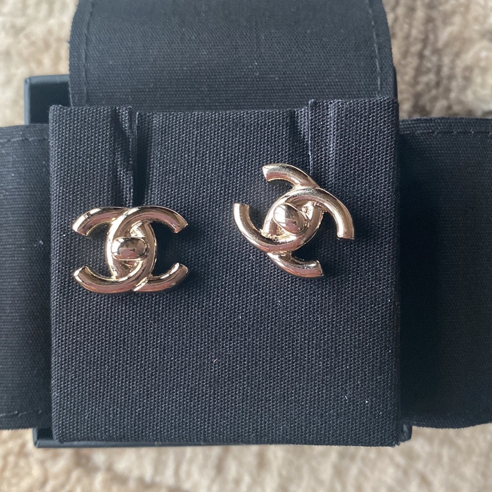 Authentic New Chanel earrings 💕